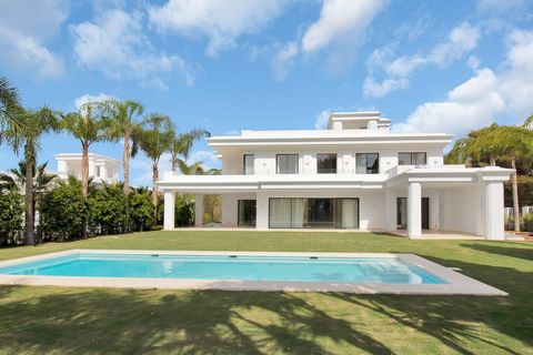 GOLDEN MILE MARBELLA .... Grand VILLA FREE Notary fees exclusively when you purchase a new property with MarBanus Estates A prestigious urbanization on the Golden Mile. It is a very quiet enclave with immediate access from the AP-7 motorway to all po...