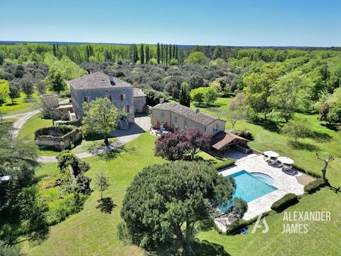 Located just an hours drive from the stunning riverside city of Bordeaux, this magnificent chateau provides easy access to a plethora of attractions. Bordeaux itself boasts an abundance of restaurants, bars, and Europe's longest shopping street, alon...