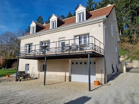 I offer you in the pretty village of CANGEY, 10 minutes from AMBOISE, this renovated house from the 50's. It consists of a beautiful entrance hall, leading to an open, equipped and fitted kitchen, a large living room, dining room which opens onto a b...