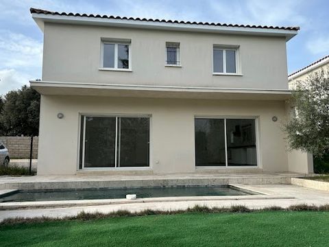 HERAULT 34380 ARGELLIERS P.SEMEILHON bietet diese neue Villa von 120m² auf einem 580 m² großen Grundstück mit Swimmingpool zum Verkauf an. Überdachter Parkplatz und Garage von 20m² Schönes Wohnzimmer mit Blick auf die Terrasse und den Pool 3 Schlafzi...