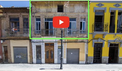 OFF-MARKET! Very rare opportunity to create 2 duplexes in Cabanyal, Calle Barraca. Video, photos, and details => https://eu1.hubs.ly/H08Y67R0 This project is very special because there are several possibilities, that is why we provide you with inform...