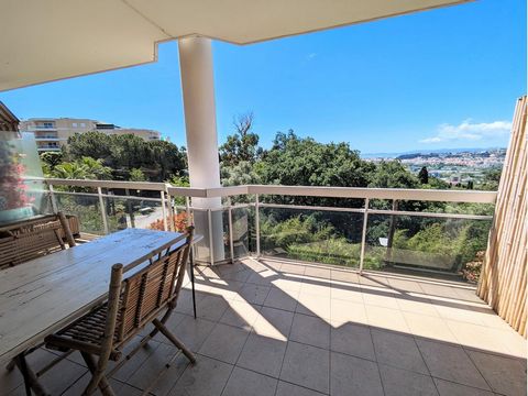 Nice West - Corniche Fleurie: We offer you this new addition for sale, a beautiful 2-room apartment perfectly distributed with a living room + open fitted kitchen of 22m2 opening onto a terrace of 14m2 deep with sea view and greenery, a large bedroom...