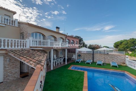 Impeccable house with private garden, swimming pool and panoramic views to the Montgrí, the sea, the Medes Islands and the Pyrenees, located in the lower part of the urbanization Mas Tomasí, a residential area halfway from the historic centre of Pals...