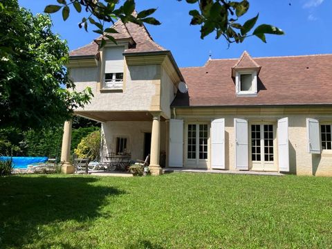 IDRON Beaucoup de charme pour cette grande maison de 180 m2 construite en 1982 et ayant été agrandie en 1995. Vous y découvrirez une belle entrée avec salon cheminée et insert, une salle à manger, une cuisine fermée attenante, deux chambres avec plac...