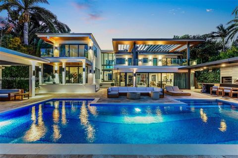 This Magnificent waterfront property on E Rivo Alto Dr. on the Venetian Islands, Miami Beach, offers 90 feet of pristine water frontage, providing breathtaking views and direct access to the beautiful waterways of Miami. The home is filled with natur...