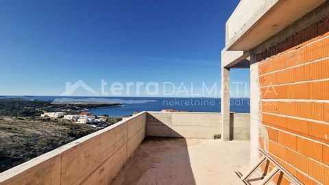 In Primosten staat een penthouse te koop met een panoramisch uitzicht op zee. Gelegen op de vierde verdieping van een appartementencomplex, is het de perfecte keuze als u op zoek bent naar een appartement aan zee met een adembenemend uitzicht. Het li...