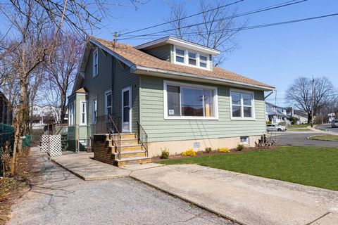 *BRAND NEW VINYL SIDING AS OF 05/12/2024* This is a renovated 6 bed, 2 bath home in Great Kills on a 60 x 204 ft lot. The first entrance has a foyer with two closets and beautiful sun room with original pocket doors that lead to your living room and ...