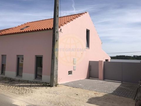 Located in Caldas da Rainha. House completely refurbished at all levels, both as insulation, electrical installation and plumbing with quality finishes and offers total privacy and excellent sun exposure. On the ground floor and consisting of a fully...