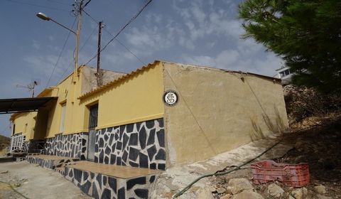 Located in Puerto de Mazarrón. Country house to renovate only 3km from Puerto de Mazarron.This house has very good road access. There are two roads which lead to the shops, bars, restaurants and local beaches. The main plot is behind the house on a h...