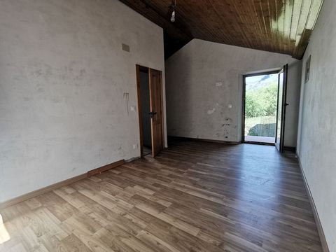 Gloednieuw huis te koop in Llueva, gemeente Voto Fantastisch stenen huis midden in de natuur waar u kunt genieten van de langverwachte intimiteit en rust. Het huis heeft ongeveer 110 m2 verdeeld over twee verdiepingen waarin zich een woonkamer, grote...