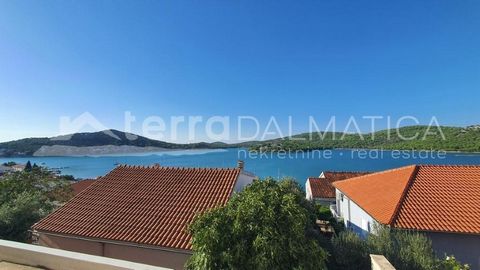 Tisno, appartement de deux pièces à vendre avec terrasse et vue sur la mer. Il est situé sur le côté continental de Tisno, à 100 m de la mer. L’appartement dispose d’une terrasse avec une belle vue sur la mer. De la terrasse, vous entrez dans l’appar...