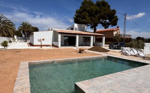 Villa te koop in Valverde, Elche, Alicante, perceel van 2000m2 Prachtige vrijstaande villa van 300 m2 op een perceel van 2000 m2 te koop in Valverde, Elche. De villa bestaat uit 5 slaapkamers met 5 en-suite badkamers en een gastentoilet, verdeeld ove...