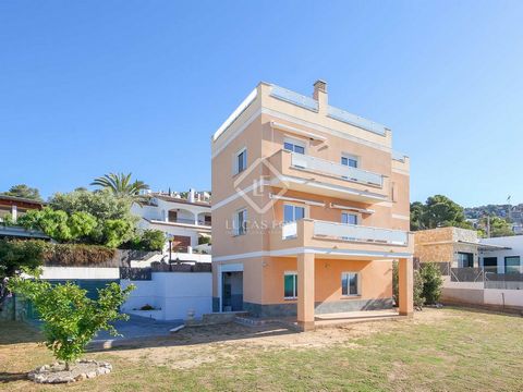 Located at the entrance of the coveted Levantina area in Sitges, this three-storey house is perfect for a family seeking a peaceful and secure place to live near the sea, and with the best views. From the street entrance, we directly access the main ...