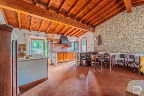 Nestled in the natural beauty of the countryside, just a stone's throw from the picturesque River Cecina and the Masso delle Fanciulle, this 3-bedroom apartment, set over two levels, presents itself in a former mill. With two bedrooms and two beautif...
