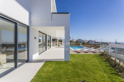 Prime Investment Opportunity: Three Luxury Villas in Ericeira We are presenting a promising investment opportunity in the coastal city of Ericeira. In a gated community and in perfect maintenance, each villa offers a privileged location with captivat...