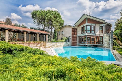 Refined luxury surrounded by the green in Marciaga di Costermano: Villas with garden and private pool. Welcome to a new standard of luxury in Marciaga di Costermano, where the greenery of nature merges with modernity in an exclusive project of four e...