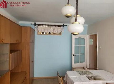 Oferujemy na sprzedaż 2 pokojowe mieszkanie w dzielnicy Krowodrza w Krakowie. Mieszkanie składa się z : - przedpokój - duży ustawny pokój - mniejszy przytulny pokój - ciemna kuchnia - łazienka z wc Do mieszkania przynależy piwnica. Mieszkanie znajduj...