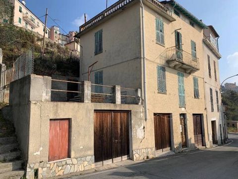 To be restored It sells semi-detached house a few steps from the village with sea view and garden. Ground floor garage for a total of about 100 square meters First floor accommodation of about 75 square meters with terrace of about 50 square meters. ...