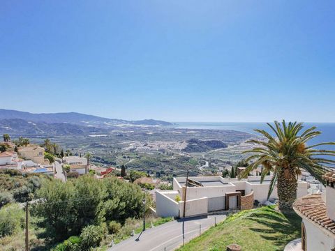 Ruime, Andalusische villa in Salobreña, Monte de los Almendros. De villa biedt 180º uitzicht op de kustlijn van de Costa Tropical, het kasteel van Salobreña en de bergketen van de Sierra Nevada. De villa is in uitstekende staat en heeft een goed onde...