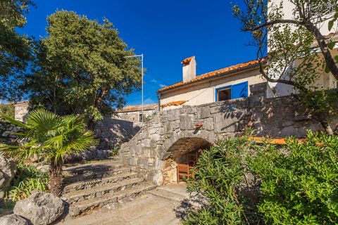 Location: Primorsko-goranska županija, Krk, Kornić. KRK ISLAND, KORNIC - Stone house Semi-detached stone house 90 m2, in autochthonous style, spread over two floors; ground floor and 1st floor, with separate entrances. On the ground floor there is a ...
