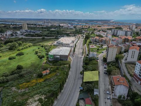 Este terreno de 350 m², situado em Tavarede, na encantadora cidade da Figueira da Foz, representa uma oportunidade única para quem deseja construir a casa dos sonhos. Bem localizado, o lote está próximo a uma variedade de comodidades, incluindo comér...