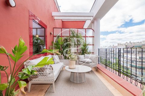 REFURBISHED PENTHOUSE WITH TERRACE IN GUINDALERA In Francisco Silvela street, Guindalera area, aProperties offers for sale this magnificent penthouse with terrace completely refurbished, brand new. It is an eighth floor exterior with lots of light du...