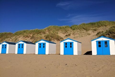 Dit geschakelde vakantiehuis is gelegen op een rustig en kleinschalig vakantiepark op Texel. De sfeervol ingerichte woonkamer met open keuken is, mede door de lichtinval, een heerlijke ruimte. Een smart-tv en comfortabel zitmeubilair is de perfecte c...