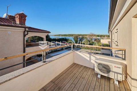 Umag, just 50 meters from the sea, is this spacious apartment, on the first floor of a building with a beautiful view of the sea. 
