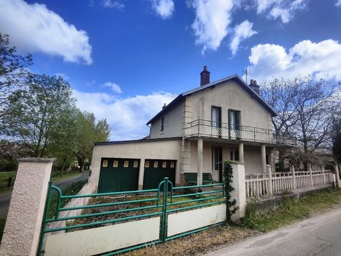 Anglars St Felix, ven a descubrir esta encantadora casa para reformar T5 de 128m² con garaje y taller, en una parcela de 667m². La casa consta de un luminoso salón con ventanales que dan al terreno, una cocina con despensa, un baño y un aseo en el ni...