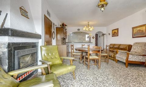 Cette maison Ã  vendre Ã  Empuriabrava vous offre la combinaison parfaite de confort et de tranquillitÃ©. Avec trois chambres, une salle de bain complÃ¨te et des toilettes, cette maison est idÃ©ale pour ceux qui recherchent un espace familial confort...