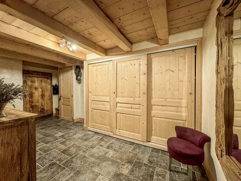 You're sure to fall in love with this former mountain pasture farmhouse, which has been fully restored to a very high standard. Situated at an altitude of 1200 metres in a hamlet with uninterrupted views of the mountains. Close to ski slopes and hiki...