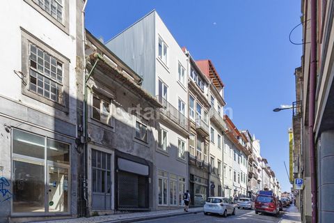 Building with an approved project to be remodeled and extended in the centre of Porto. It has a total construction area of 551.15 m² and a height of 14m. It consists of seven residential fractions plus a commercial or service area, the first floor co...