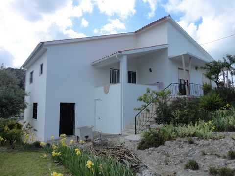 Vrijstaand huis type T3, zeer goede staat, bestaande uit 3 slaapkamers met kasten, 2 badkamers, serre, woonkamer, ingerichte keuken en eetruimte, kelder voor garage 2 auto's, centrale verwarming op gas, open haard, goede buitenruimte met tuin, pracht...