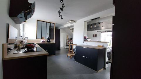 37140 BOURGUEIL, A VENDRE à 10 min de la gare et des accès autoroutiers, Céline BOTTELIN vous propose une maison d'environ 116m² sur un terrain clos de 1200 m². Le rez-de-chaussée se compose d'un salon, une cuisine ouverte aménagée, une suite parenta...