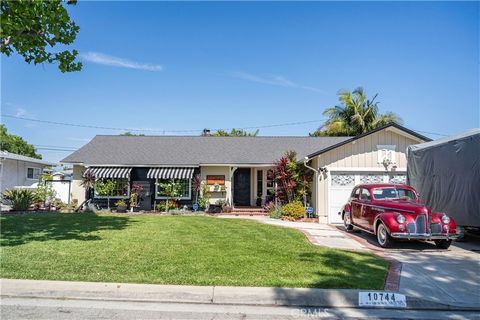 This stunning home in East Whittier, border with La Habra, features 4 spacious bedrooms and 2 modern bathrooms, designed with an open floor plan. The living areas boast elegant wood flooring and crown molding, creating a warm and inviting atmosphere....
