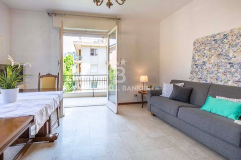 Apartment with single garage, for sale in Bordighera (IM) The apartment is located in the heart of Bordighera, 150m from the seafront, in via Febo 7, and is bright and welcoming. Located on the second floor with lift, the apartment consists of a hall...