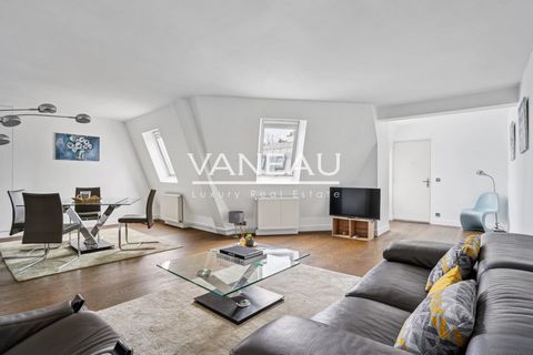 Located on rue du Faubourg Saint-Honoré, on the sixth and last floor by elevator of a recently renovated building. This apartment of 74.31m² carrez and 82.07m² on the ground is composed of a double living room with kitchen, two bedrooms with built-in...