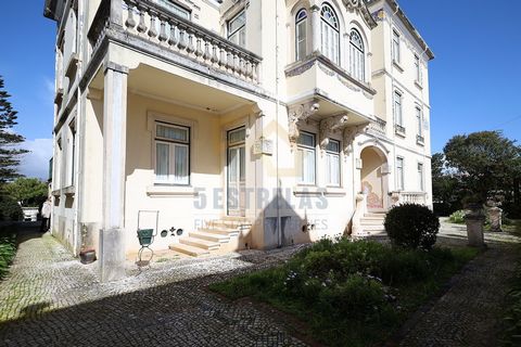 Charming palace in the center of Alcanena. It is in Alcanena, in the parish of Vila Moreira, that we find this beautiful paltial villa, with Viúva Lamego tiles, surrounded by gardens. Its construction dates back to the thirties of the twentieth centu...