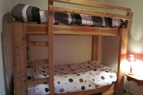 Questa moderna casa vacanze in Bra è ideale per un gruppo. Può ospitare 30 ospiti e ha 11 camere da letto. Ha una sauna e una vasca idromassaggio dove puoi divertirti e rilassarsi dopo una lunga giornata faticosa. Un camino è sicuro di fornire un po ...