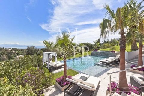 Amanda Properties offers you the heights of Cannes, in the renowned neighbourhood of la Californie Superb contemporary villa fully renovated absolutely quiet with panoramic sea view on the bay of Cap d'Antibes A 430sqm living space, high quality fitt...