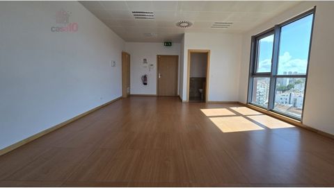 Excellent office for rent in Panoramic, Lisbon Two parking spaces. Private bathroom. Air conditioning. Security and Concierge. Absolute centrality next to the Vasco da Gama Shopping Centre, Altice Arena, Avenida D. João II, Alameda dos Oceanos, Casin...