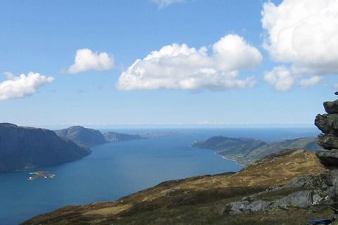 Holiday cottage situated in Sørbøvåg, way out west with the open sea, close to the mouth of Sognefjorden. Sørbøvåg is a quiet and charming village with approx. 200 inhabitants. The house has comfortable beds, a fantastic panoramic view of the fjord, ...