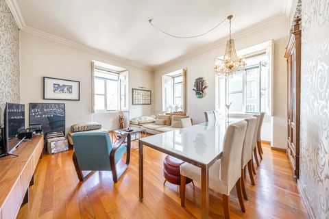 Looking for a charming apartment? Look no further! This magnificent apartment is located on the charming Rua das Janelas Verdes, in the vibrant heart of Lisbon, in the Santos neighborhood. Offering not just a residential space, but an authentically L...