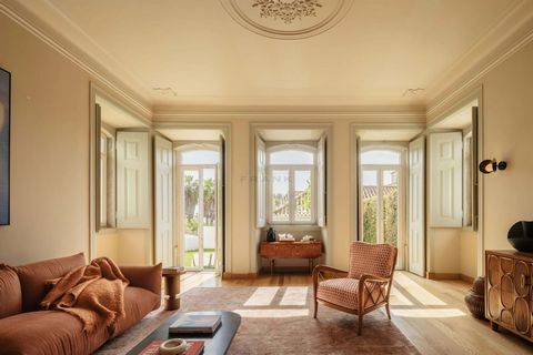 Situato all'interno di un'elegante villa su una strada alberata nell'elegante Monte Estoril, troviamo questo splendido appartamento con 2 camere da letto progettato dall'architetto e artista Joana Astolfi. Aperto su un giardino in comune con vista su...