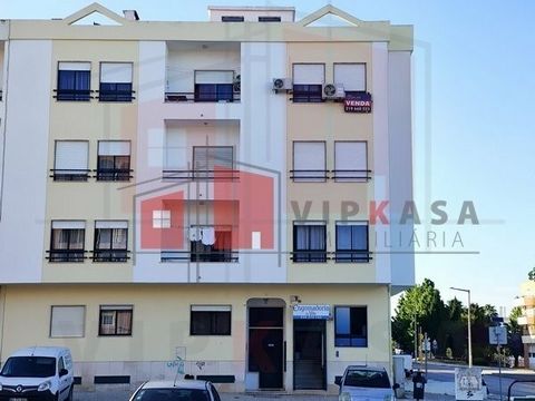 Exclusive Promotion: Apartment with 3 rooms, good location, in Pinhal Novo. Responsible Salesman: David Nogueira. Come and visit this apartment inserted in a recent building, with 4 floors, well maintained. The location is excellent, next to Pinhal N...