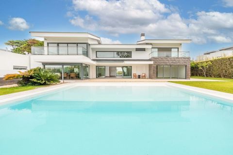 Esta magnífica villa personifica el confort y el encanto, ofreciendo un espacio generoso y sofisticado para su familia. Ubicada en una parcela emblemática y con una gran superficie de 1274,68 m², destaca no sólo por su elegante diseño, sino también p...