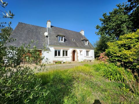 Neo-Breton house facing south/west on a plot of about 1730 m2. On the ground floor, you will find an entrance that leads to a living room and a living room with a fireplace. The kitchen is adjacent, offering a functional space. This level also includ...