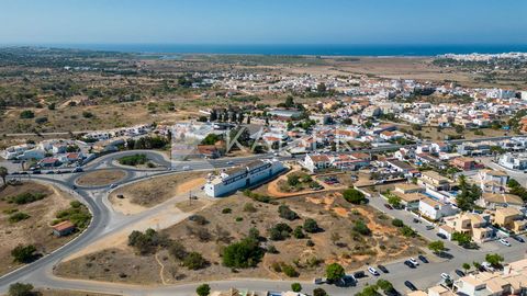 Ce terrain permettant la construction d'une villa à deux étages insérée dans le développement urbain est situé dans un emplacement très central, à une courte distance de Zoomarine et à quelques minutes en voiture de diverses plages, du centre commerc...