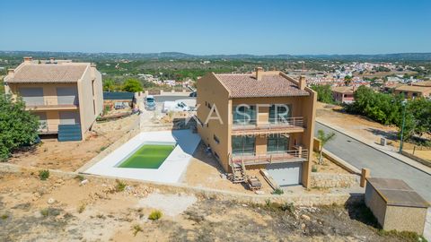 Située dans un quartier serein d'Algoz, cette superbe villa presque construite offre le mélange parfait d'élégance, de confort et de vues imprenables sur la campagne. Vous trouverez toutes les commodités et services essentiels à moins de 12 minutes à...