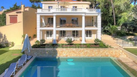 La proprietà in vendita a Cap d'Antibes è come nuova dopo i lavori di restauro in tutte le aree della proprietà, compreso il giardino. Si trova a soli 5 minuti a piedi dalle sensazionali acque color smeraldo e dalla sabbia dorata della spiaggia di La...